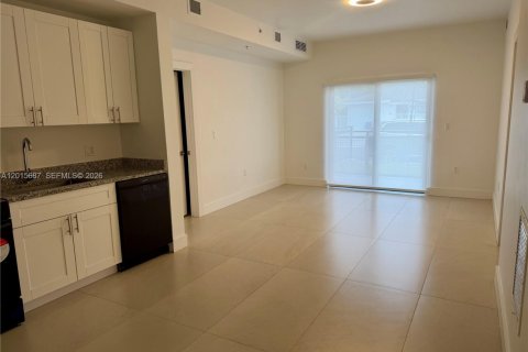 Villa ou maison à louer à Miami, Floride: 2 chambres, 92.16 m2 № 2084846 - photo 2