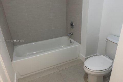 Villa ou maison à louer à Miami, Floride: 2 chambres, 92.16 m2 № 2084846 - photo 10