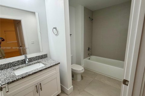 Villa ou maison à louer à Miami, Floride: 2 chambres, 92.16 m2 № 2084846 - photo 4
