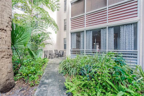 Condo in Lauderdale Lakes, Florida, 1 bedroom  № 2052812 - photo 15