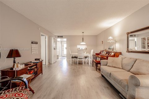 Condo in Lauderdale Lakes, Florida, 1 bedroom  № 2052812 - photo 4