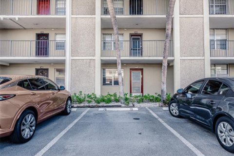 Condo in Lauderdale Lakes, Florida, 1 bedroom  № 2052812 - photo 18