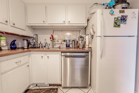 Condo in Lauderdale Lakes, Florida, 1 bedroom  № 2052812 - photo 6