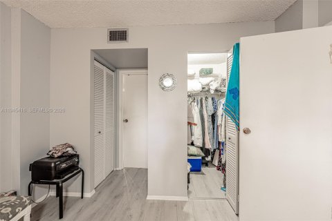 Condo in Lauderdale Lakes, Florida, 1 bedroom  № 2052812 - photo 9