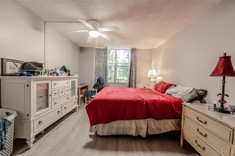 Condo in Lauderdale Lakes, Florida, 1 bedroom  № 2052812 - photo 11