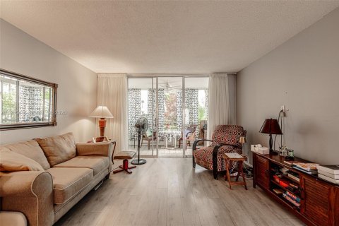 Condo in Lauderdale Lakes, Florida, 1 bedroom  № 2052812 - photo 2