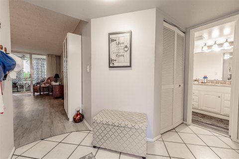 Condo in Lauderdale Lakes, Florida, 1 bedroom  № 2052812 - photo 7