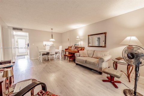 Condo in Lauderdale Lakes, Florida, 1 bedroom  № 2052812 - photo 3