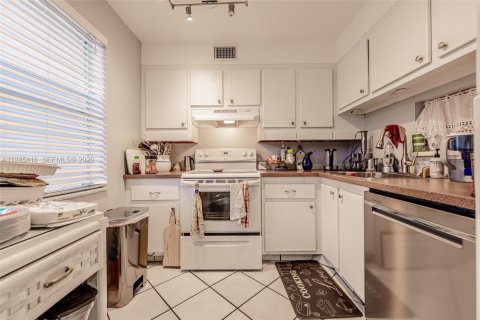 Condo in Lauderdale Lakes, Florida, 1 bedroom  № 2052812 - photo 5