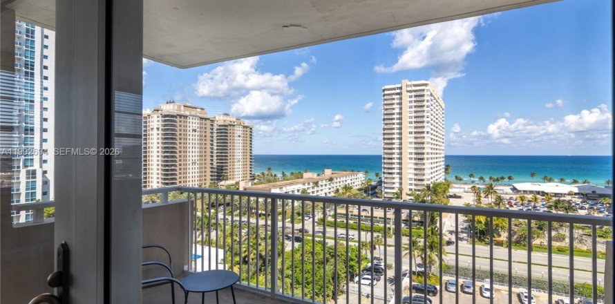 Кондоминиум с 2 спальнями в Халландейл-Бич, Флорида № 2062474