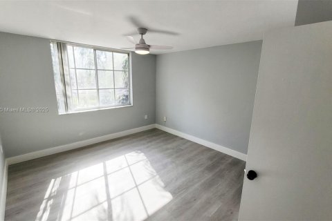 Condo in Miramar, Florida, 2 bedrooms  № 1967679 - photo 13