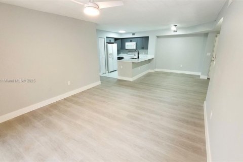 Condo in Miramar, Florida, 2 bedrooms  № 1967679 - photo 4