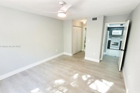 Condo in Miramar, Florida, 2 bedrooms  № 1967679 - photo 9