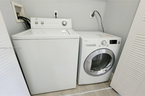 Condo in Miramar, Florida, 2 bedrooms  № 1967679 - photo 16