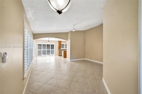 House in Pembroke Pines, Florida 3 bedrooms, 128.86 sq.m. № 2003878 - photo 9