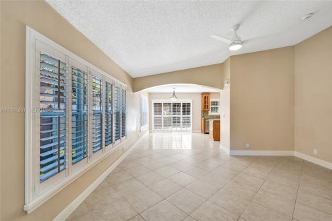 House in Pembroke Pines, Florida 3 bedrooms, 128.86 sq.m. № 2003878 - photo 10