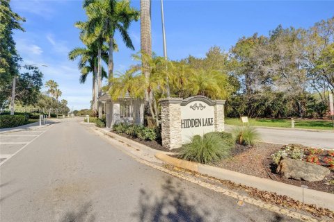 House in Pembroke Pines, Florida 3 bedrooms, 128.86 sq.m. № 2003878 - photo 2