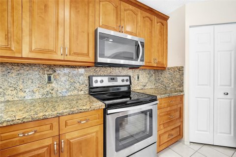 House in Pembroke Pines, Florida 3 bedrooms, 128.86 sq.m. № 2003878 - photo 29