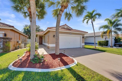 House in Pembroke Pines, Florida 3 bedrooms, 128.86 sq.m. № 2003878