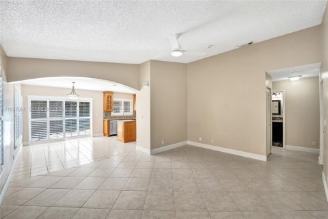 House in Pembroke Pines, Florida 3 bedrooms, 128.86 sq.m. № 2003878 - photo 11