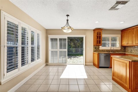 House in Pembroke Pines, Florida 3 bedrooms, 128.86 sq.m. № 2003878 - photo 24