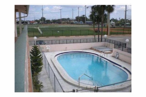 Condo in Oakland Park, Florida, 1 bedroom  № 1162913 - photo 1