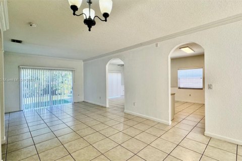House in Cutler Bay, Florida 3 bedrooms, 151.15 sq.m. № 1953520 - photo 6