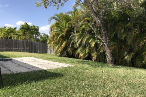 House in Cutler Bay, Florida 3 bedrooms, 151.15 sq.m. № 1953520 - photo 12