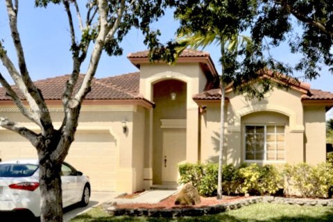 House in Cutler Bay, Florida 3 bedrooms, 151.15 sq.m. № 1953520 - photo 1
