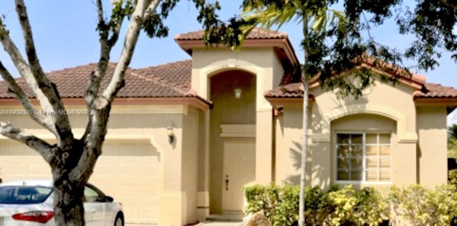 House in Cutler Bay, Florida 3 bedrooms, 151.15 sq.m. № 1953520