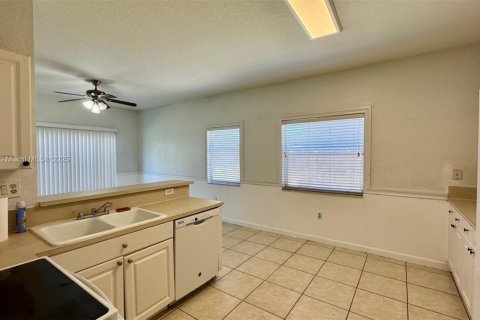 House in Cutler Bay, Florida 3 bedrooms, 151.15 sq.m. № 1953520 - photo 4