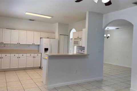 House in Cutler Bay, Florida 3 bedrooms, 151.15 sq.m. № 1953520 - photo 2
