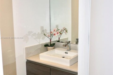 Condo in Miami, Florida, 1 bedroom  № 2002572 - photo 9