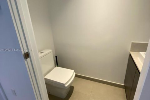 Condo in Miami, Florida, 1 bedroom  № 2002572 - photo 10