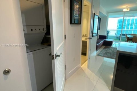 Condo in Miami, Florida, 1 bedroom  № 2002572 - photo 11