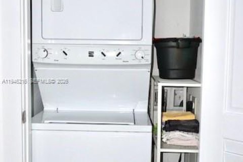 Condo in Miami, Florida, 1 bedroom  № 2002572 - photo 12