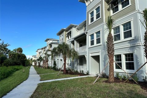 Townhouse in Wesley Chapel, Florida 3 bedrooms, 203.64 sq.m. № 1917412 - photo 2