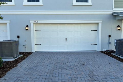 Townhouse in Wesley Chapel, Florida 3 bedrooms, 203.64 sq.m. № 1917412 - photo 4