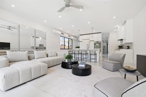 House in Miami, Florida 4 bedrooms, 264.77 sq.m. № 1888811 - photo 14