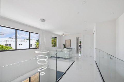 House in Miami, Florida 4 bedrooms, 264.77 sq.m. № 1888811 - photo 17