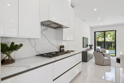 House in Miami, Florida 4 bedrooms, 264.77 sq.m. № 1888811 - photo 10