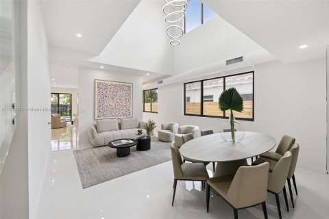 House in Miami, Florida 4 bedrooms, 264.77 sq.m. № 1888811 - photo 5