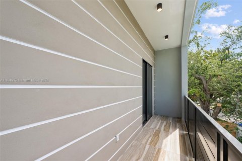 House in Miami, Florida 4 bedrooms, 264.77 sq.m. № 1888811 - photo 30