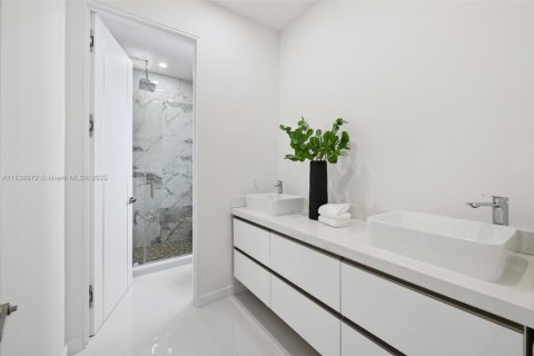 House in Miami, Florida 4 bedrooms, 264.77 sq.m. № 1888811 - photo 27