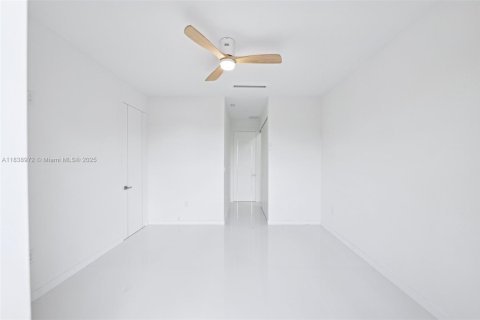 House in Miami, Florida 4 bedrooms, 264.77 sq.m. № 1888811 - photo 28