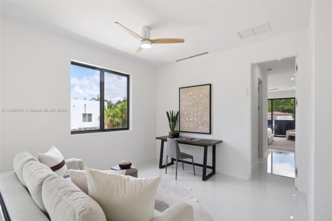 House in Miami, Florida 4 bedrooms, 264.77 sq.m. № 1888811 - photo 19