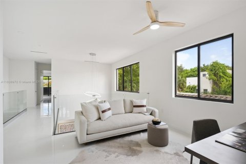 House in Miami, Florida 4 bedrooms, 264.77 sq.m. № 1888811 - photo 18