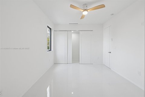 House in Miami, Florida 4 bedrooms, 264.77 sq.m. № 1888811 - photo 26