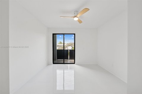 House in Miami, Florida 4 bedrooms, 264.77 sq.m. № 1888811 - photo 29