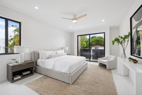 House in Miami, Florida 4 bedrooms, 264.77 sq.m. № 1888811 - photo 20